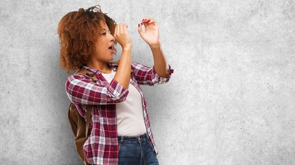 Giovane viaggiatore donna nera fare il gesto di un cannocchiale
 - Foto, immagini