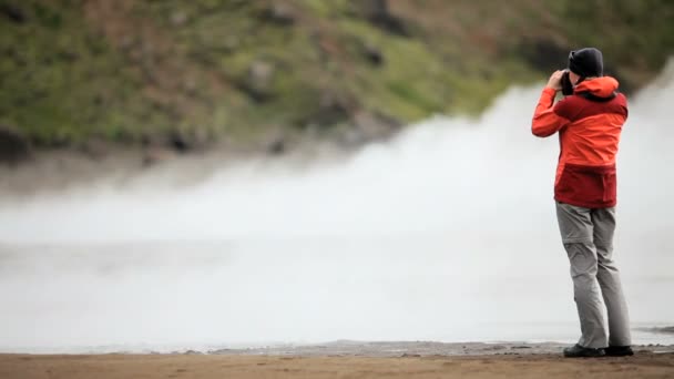 vrouwelijke wandelaar filmen van hete vulkanische stoom - Video