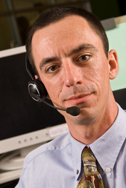 Recepcionista masculino caucásico o representante de servicio al cliente con auriculares
 - Foto, Imagen