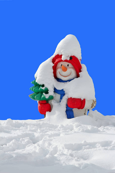 Statuetta pupazzo di neve sotto la neve contro il cielo
. - Foto, immagini