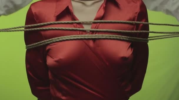 Meister Shibari band den Körper des Mädchens - Filmmaterial, Video