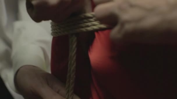 Meister Shibari band den Körper des Mädchens - Filmmaterial, Video