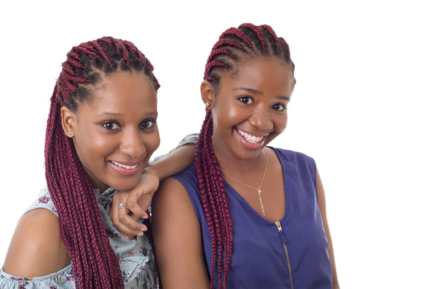 casual χαρούμενα κορίτσια από την Αφρική, απομονωμένα σε λευκό φόντο - Φωτογραφία, εικόνα