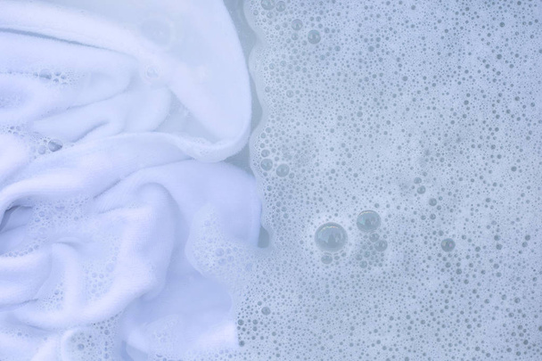 Remojar un paño antes de lavar, paño blanco
 - Foto, Imagen