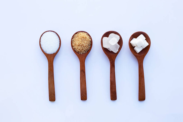 Vari tipi di zucchero su sfondo bianco. - Foto, immagini