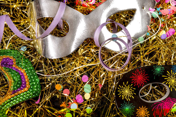 Nahaufnahme von Karnevalsmasken und Partys auf Konfetti und Partys Hintergrund - Foto, Bild