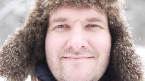 Nagy orosz ember az utcán a tél - Felvétel, videó