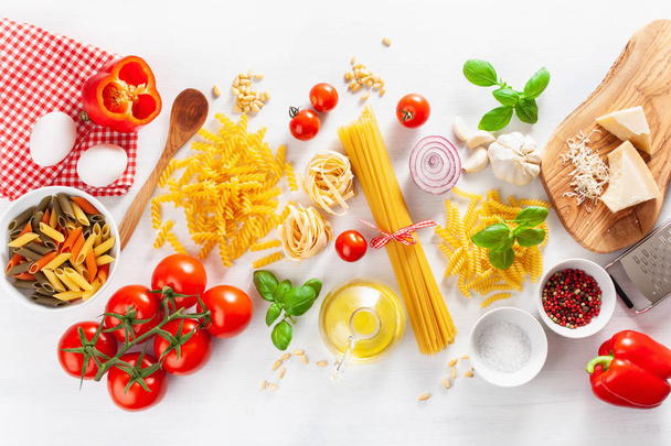 ingrediënten voor Italiaanse cousine plat lag, pasta spaghetti penne fusilli tomaat olie groenten - Foto, afbeelding