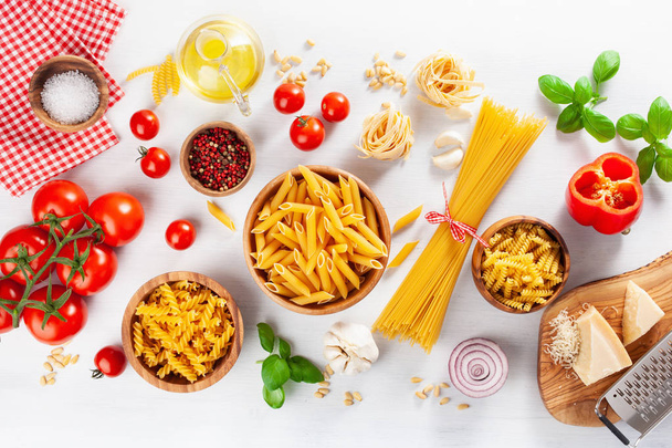 ingredience pro italské kuchyně rovný ležel, těstoviny špagety penne fusilli rajčatový olej zelenina - Fotografie, Obrázek
