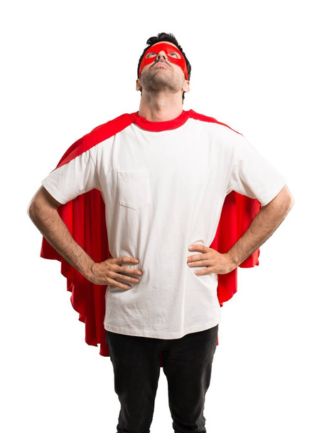 Superhelden-Mann mit Maske und rotem Umhang stehen und schauen auf isolierten weißen Hintergrund - Foto, Bild