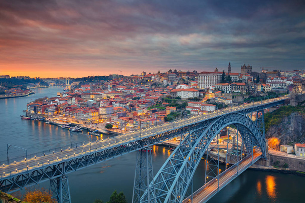 Porto, Portugália. Porto, Portugália-a híres Luis i. híd és a Douro-folyón, drámai naplemente alatt légi városkép képe. - Fotó, kép