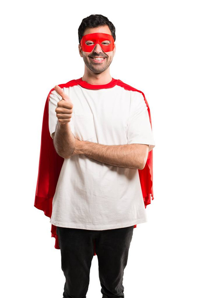 Superbohatera człowiek w Pelerynie maski i czerwony dając kciuki do góry gest i uśmiechnięte, bo działo się coś dobrego na na białym tle - Zdjęcie, obraz