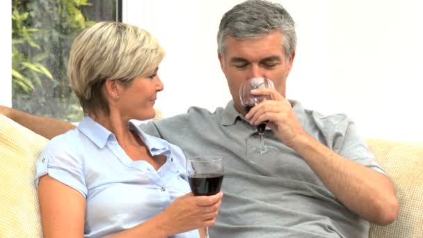 Érett pár at Home ivott vörös bort - Felvétel, videó