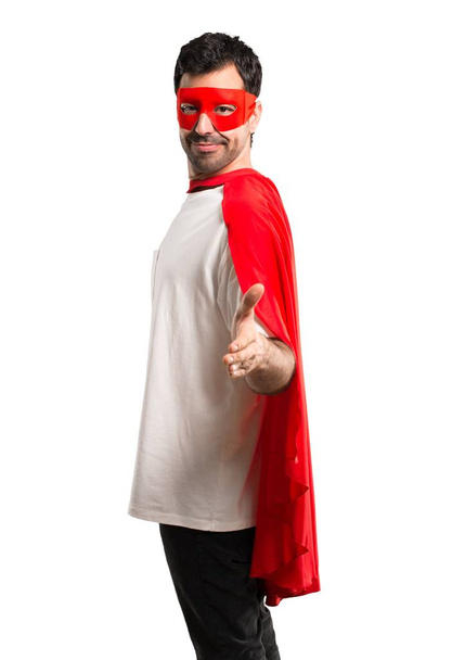 孤立した白い背景上にかなり後マスクと赤のケープ ハンドシェイクを持つスーパー ヒーロー男 - 写真・画像