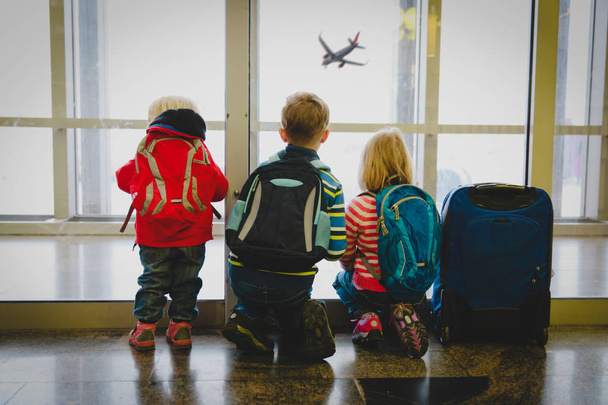 enfants en attente de Voyage à la recherche d'avions à l'aéroport
 - Photo, image