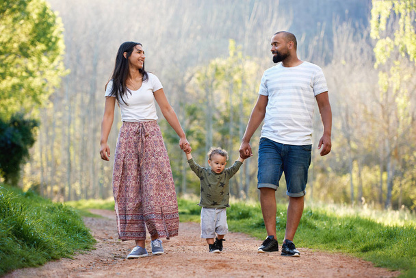 Rodziny mieszanej rasy spaceru w parku z małego chłopca malucha - Zdjęcie, obraz