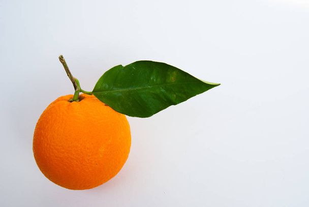 Un arancio fresco con picciolo e foglia su sfondo bianco
 - Foto, immagini