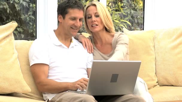Giovane coppia utilizzando il computer portatile di casa
 - Filmati, video