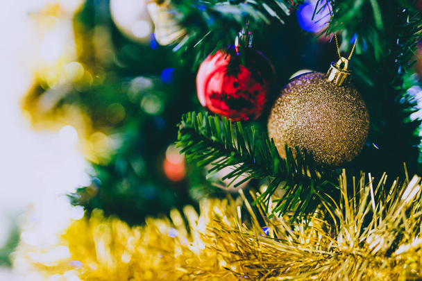 Χριστουγεννιάτικο δέντρο διακοσμήσεις και τα φανταχτερά και άχρηστα στολίδια με χρυσή τόνους πυροβόλησε στο ρηχό βάθος πεδίου - Φωτογραφία, εικόνα