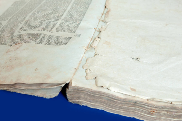 Παλαιό εξώφυλλο, vintage υφή, απομονώνονται σε μπλε φόντο. Παλιό Εβραϊκό Ταλμούδ σε Γίντις με Αγία Γραφή. - Φωτογραφία, εικόνα