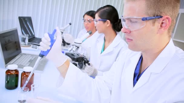 Три наукові співробітники працюють в медичній лабораторії
 - Кадри, відео