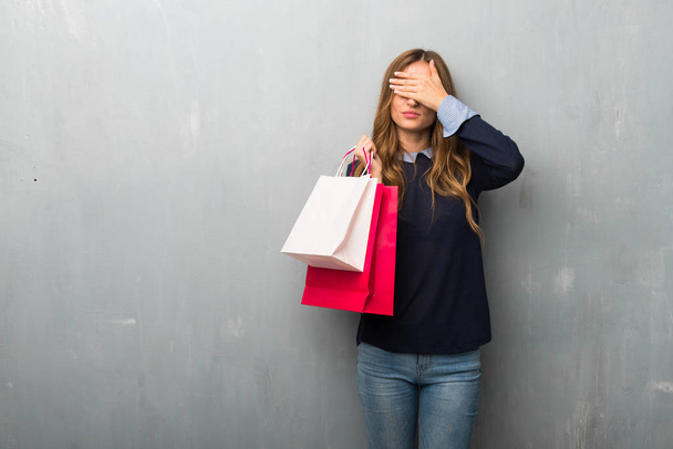 Dziewczyna z torby na zakupy obejmujących oczy przez ręce. Nie chcesz zobaczyć coś - Zdjęcie, obraz
