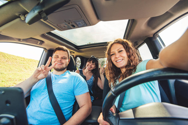Grupa ludzi, biorąc selfie w samochodzie. Car travel concept - Zdjęcie, obraz