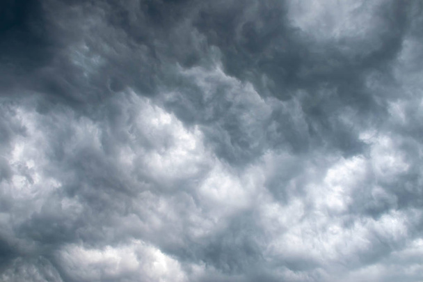 雨の前に暗い灰色の雲。自然現象の素晴らしい美しさ - 写真・画像