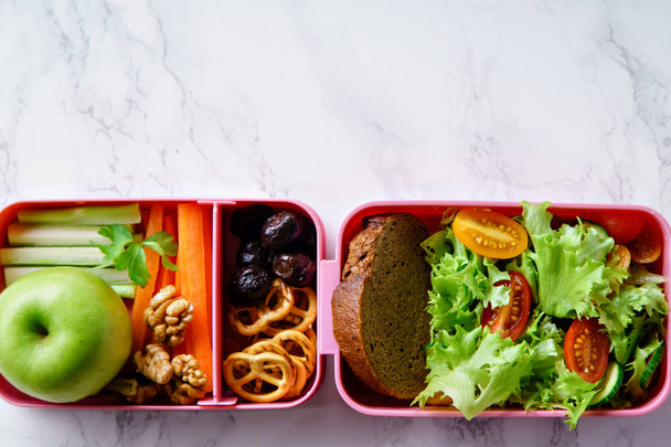 Lunch box z Sałatka i zdrowe jedzenie do pracy i szkoły  - Zdjęcie, obraz