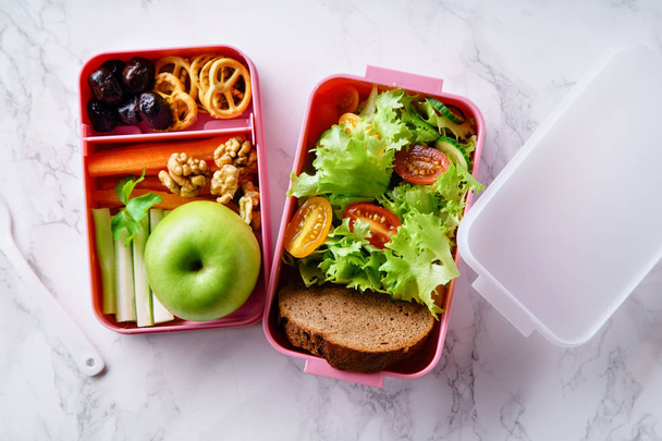 Lunch box with salad and healthy food for work and school  - Foto, immagini