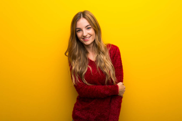 Jong meisje op levendige gele achtergrond met gelukkig expressie - Foto, afbeelding