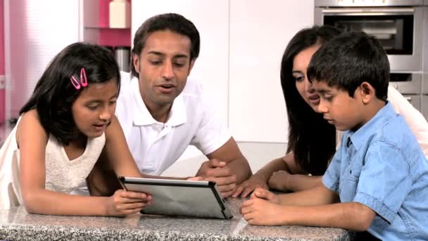 Молодая азиатская семья развлекается с беспроводной планшет
 - Кадры, видео