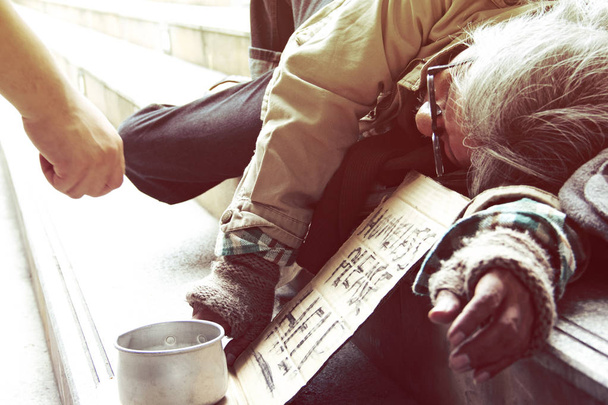 Potresti aiutare un senzatetto che dorme sulla passerella nella città di Capticap?
. - Foto, immagini