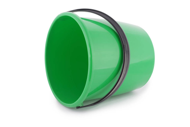 Πράσινο πλαστικό κουβά απομονωθεί σε λευκό φόντο - Φωτογραφία, εικόνα