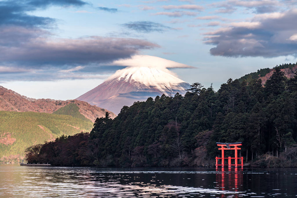 Góra Fuji i jezioro Ashi świątyni Hakone i Zwiedzanie łodzią w jesieni - Zdjęcie, obraz