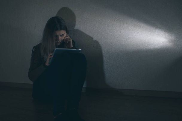 Εφήβου κοριτσιού που πάσχει internet cyber bullying διαδικτυακή παρενόχληση φοβισμένη και κατάθλιψη. Η εικόνα της απελπισίας κορίτσι humilated στο διαδίκτυο από συμμαθητή. Μικρά εφηβική κοπέλα που κλαίει μπροστά από το laptop - Φωτογραφία, εικόνα