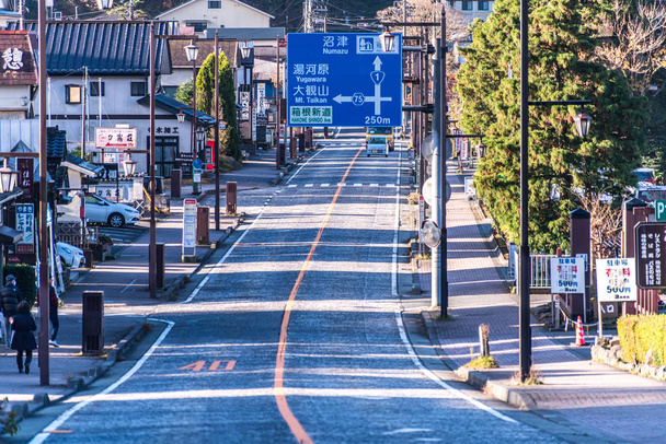 Hakone, Japonia - 17 listopada 2018: Widok ulicy miasta i linii kolejowej. - Zdjęcie, obraz