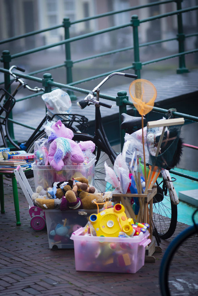 Juguetes infantiles usados en la calle del canal en Leiden
 - Foto, Imagen