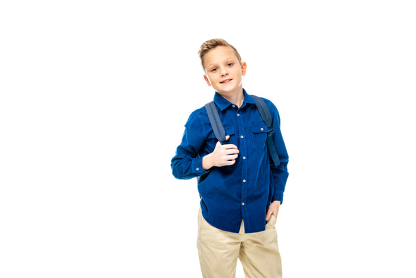 白で隔離バックパックのストラップを保持しているポケットに手に青いシャツを着て少年 - 写真・画像