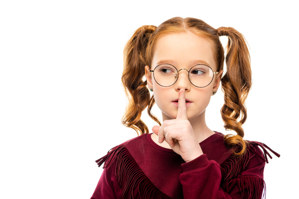 Rozkošné dítě v brýlích ukazuje tiché gesto izolované na bílém - Fotografie, Obrázek