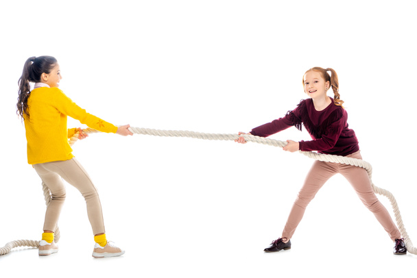 duas alunas alegres puxando corda isolada no branco
 - Foto, Imagem