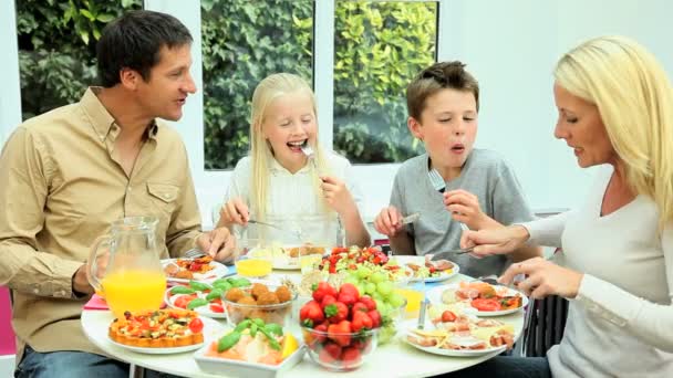 Jeune famille caucasienne partageant un déjeuner sain ensemble
 - Séquence, vidéo