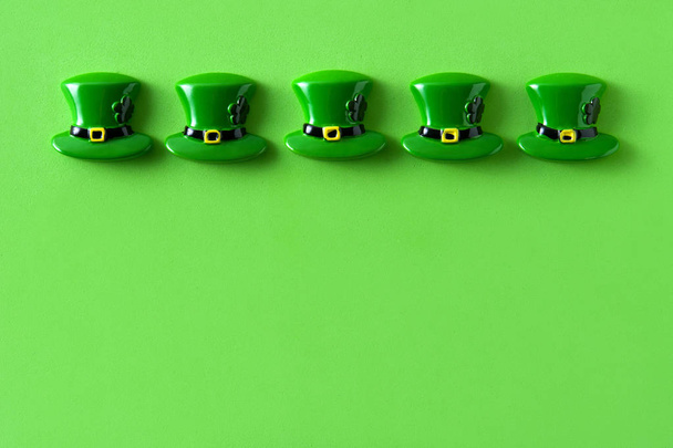 Symboles de la Saint-Patrick sur fond vert. Espace de copie
 - Photo, image