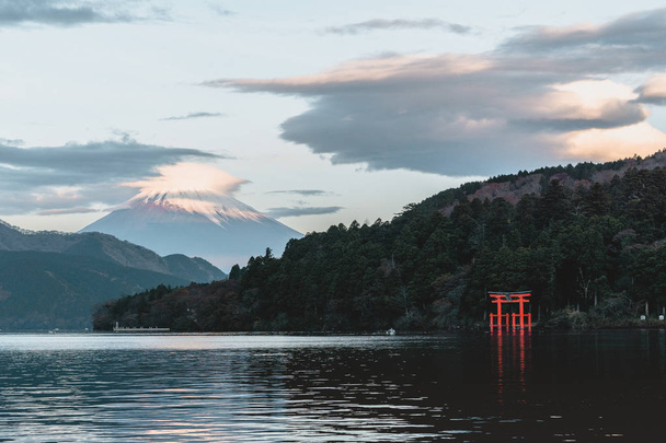 Monte Fuji e Lago Ashi con tempio di Hakone e barca turistica in autunno
 - Foto, immagini