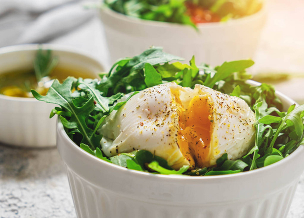 πρωινό, σαλάτα με ρόκα και αυγό ποσέ - Φωτογραφία, εικόνα
