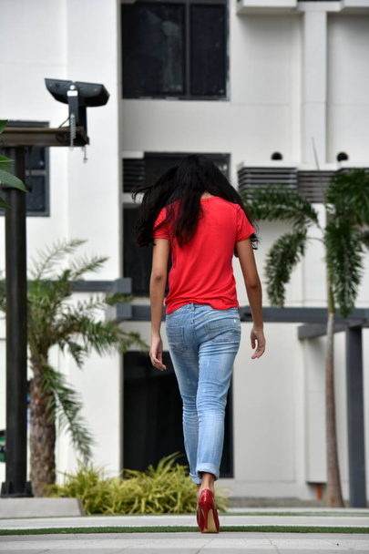 Roztomilé asijské žena s dlouhými vlasy chůze - Fotografie, Obrázek