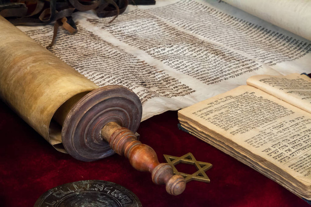 Sefer Тора є пергамент прокрутки з текстом Тори, застосовуються в основному для читання в синагозі - Фото, зображення