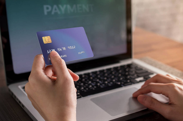 Kunden nutzen Kreditkarte und Computer-Laptop, um online einzukaufen. Nahaufnahme und selektiver Fokus - Foto, Bild