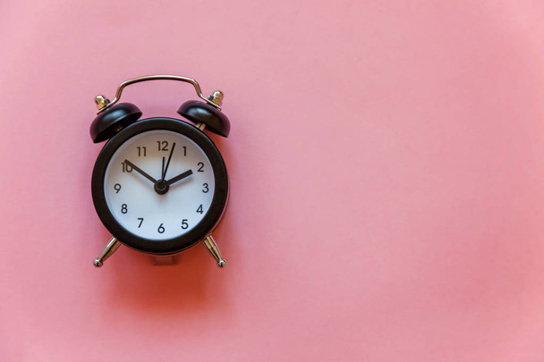 Звонящий двойной колокольчик старинный классический будильник изолирован на розовом пастельном красочном фоне. Отдых, время жизни, доброе утро, пробуждение, бодрствование. Плоская кладка, вид сверху, копировальное пространство
 - Фото, изображение