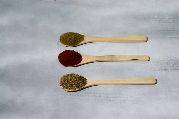 especias tpicas en tres cucharas de maderas por color comino semillas pimiento - Foto, immagini